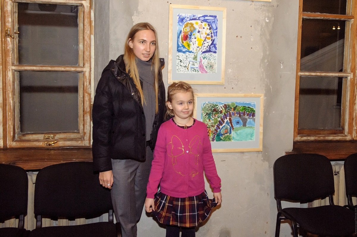 В пленэрной живописи приняли участие около 40 детей, а также некоторые из родителей В пленэрной живописи приняли участие около 40 детей, а также некоторые из родителей