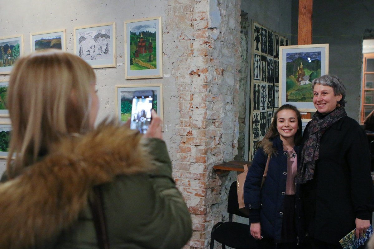 Художники с удовольствием фотографировались со своими учениками и посетителями выставки Художники с удовольствием фотографировались со своими учениками и посетителями выставки