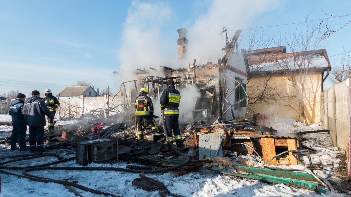 По предварительной информации, пожар начался в коридоре частного дома По предварительной информации, пожар начался в коридоре частного дома