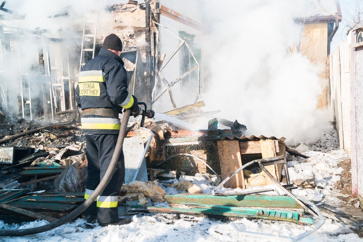 Спасатели тушили горящий дом более часа Спасатели тушили горящий дом более часа