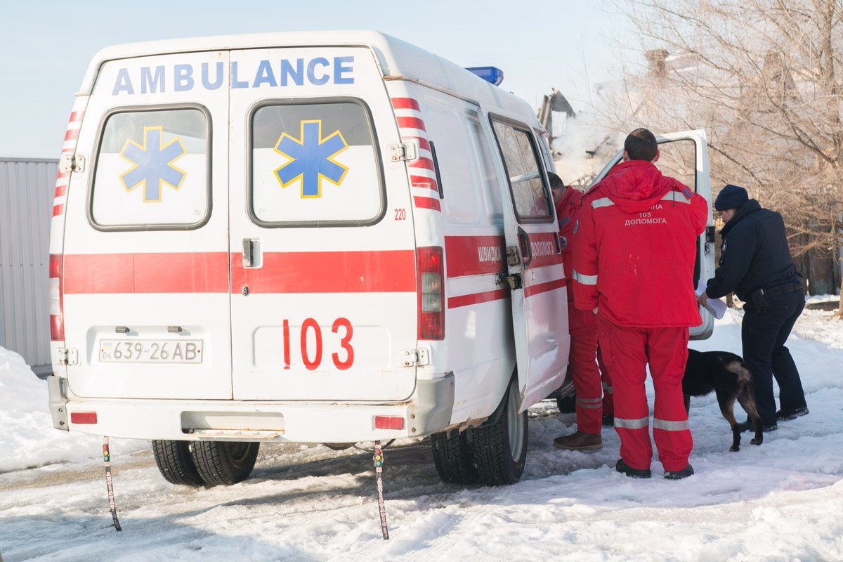 Медики оказывают помощь родителям умершего ребенка Медики оказывают помощь родителям умершего ребенка