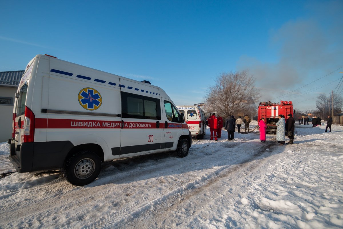 Сотрудники службы ювенальной превенции, прибывшие на место происшествия, опрашивают соседей Сотрудники службы ювенальной превенции, прибывшие на место происшествия, опрашивают соседей