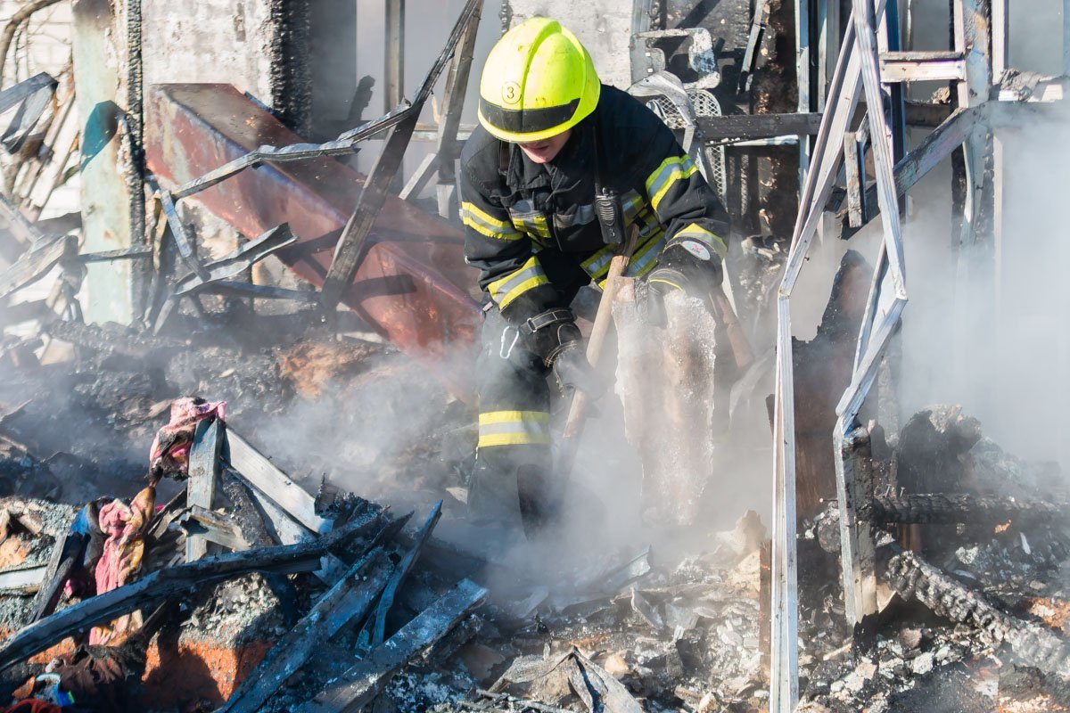 Соседи пытались спасти ребенка до приезда спасателей, но не смогли попасть в дом Соседи пытались спасти ребенка до приезда спасателей, но не смогли попасть в дом