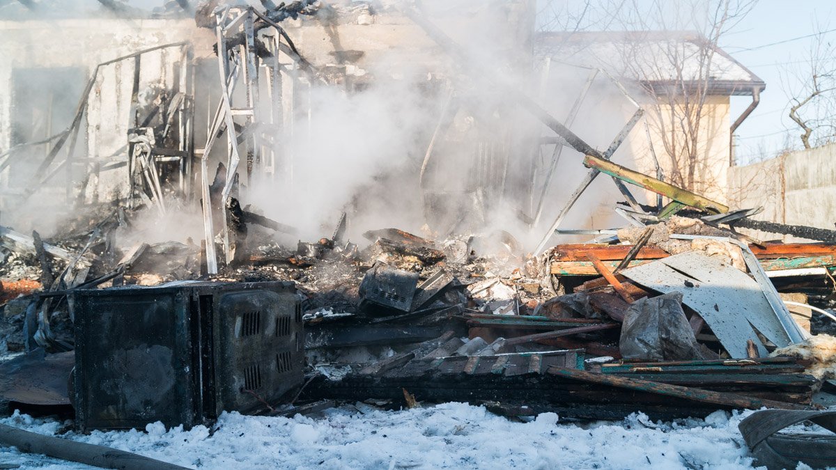 Небольшой дом полностью сгорел Небольшой дом полностью сгорел