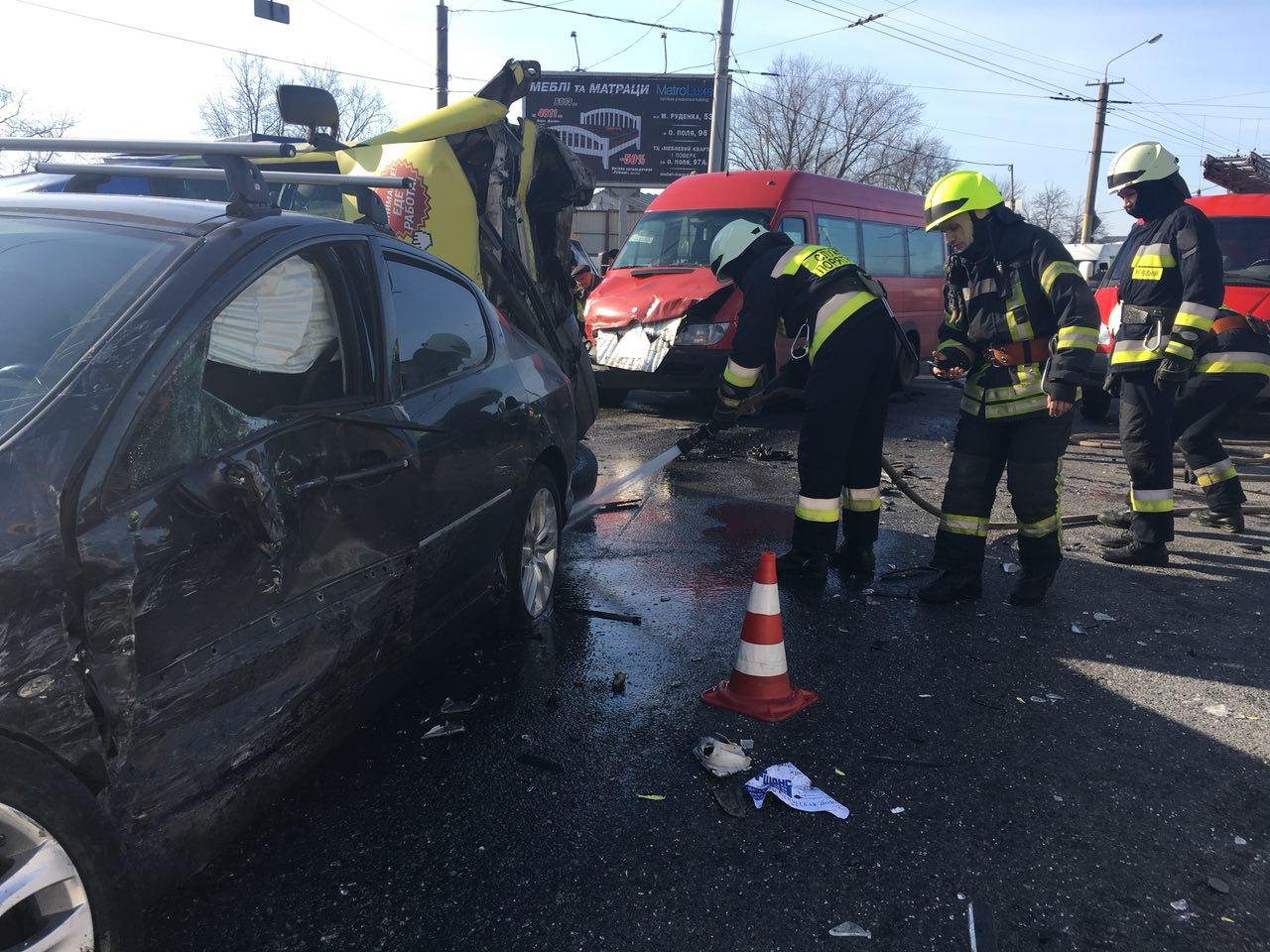 На перекрестке улиц Янтарной и Калиновой столкнулись две маршрутки и Peugeot