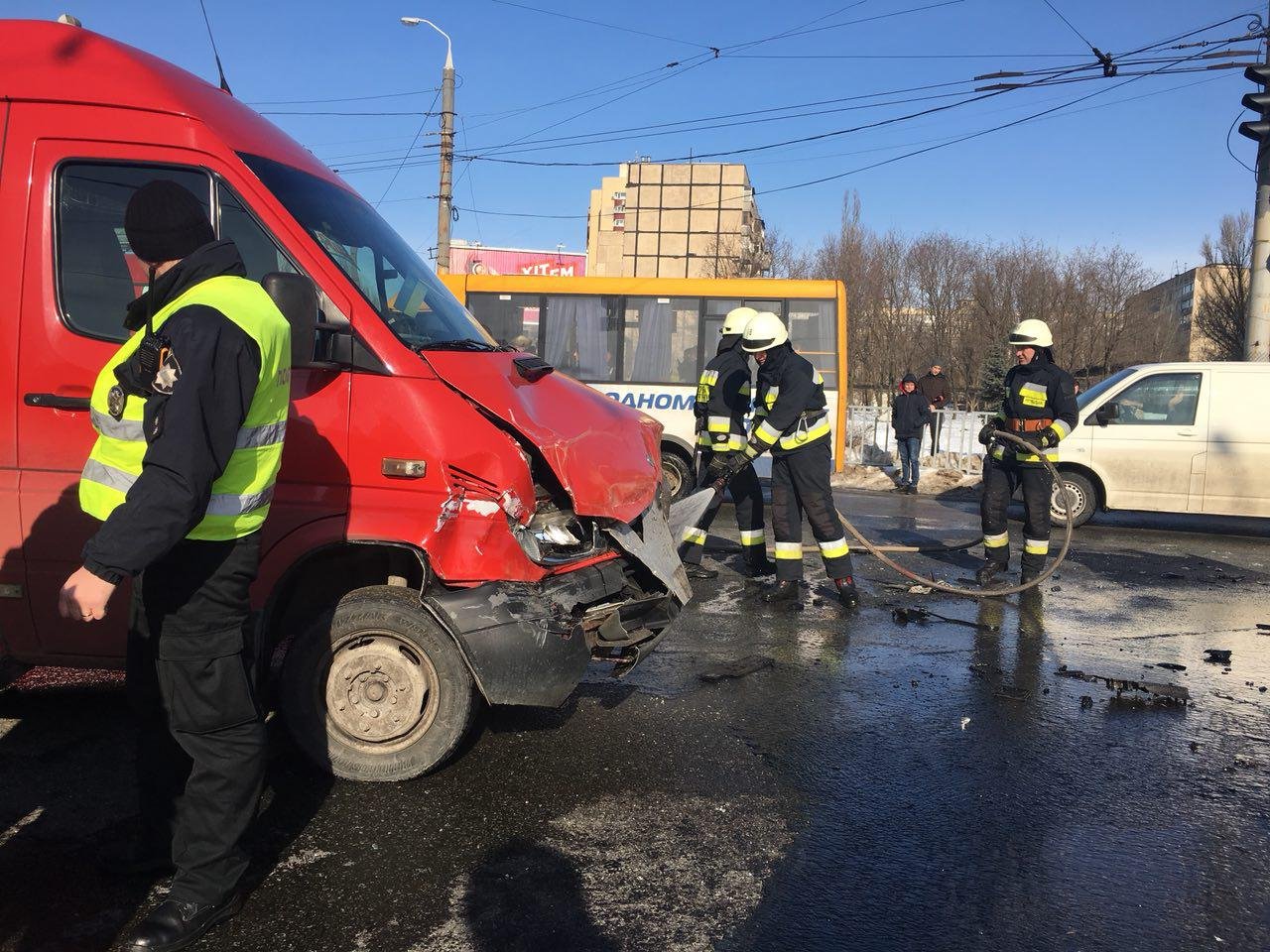 Пожарные смыли остатки топлива с проезжей части