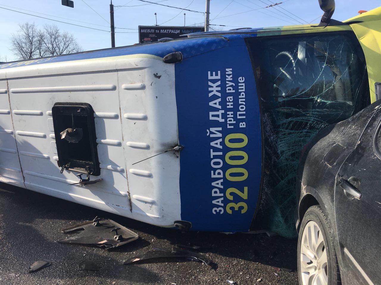 В результате аварии перевернулась маршрутка № 126