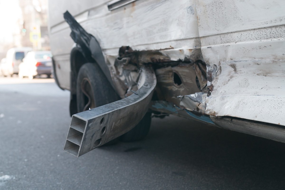 У маршрутного такси поврежден кузов 