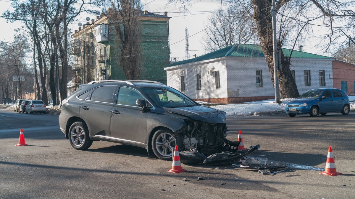 У автомобиля Lexus множество повреждений