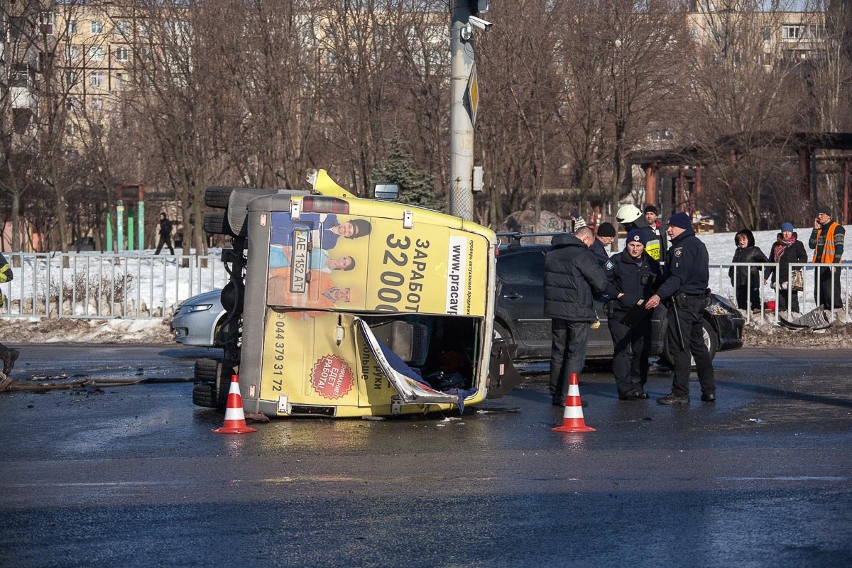 Вследствие аварии перевернулась маршрутка №126 