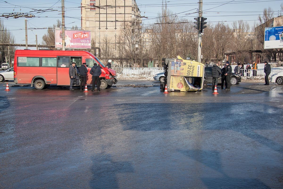По словам водителя маршрутки, что двигалась следом, он резко нажал на тормоз, однако избежать столкновения не удалось