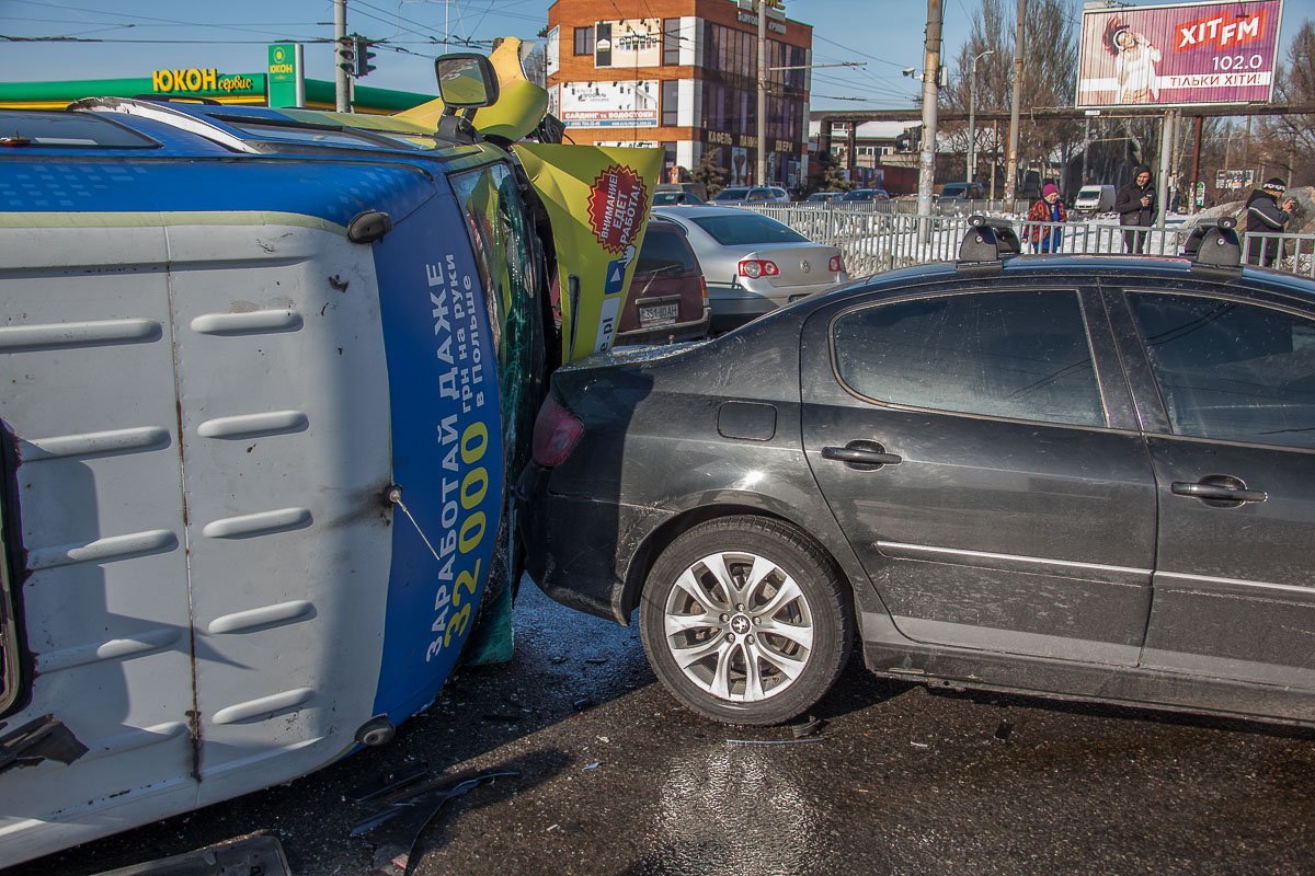 Первоначально столкнулись автомобиль Peugeot и маршрутка №126