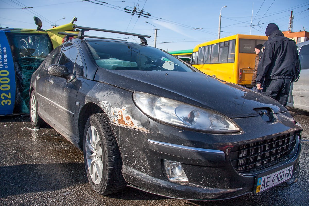 Со слова водителя Peugeot, как только нос автомобиля выехал на Калиновую, сразу произошло столкновение