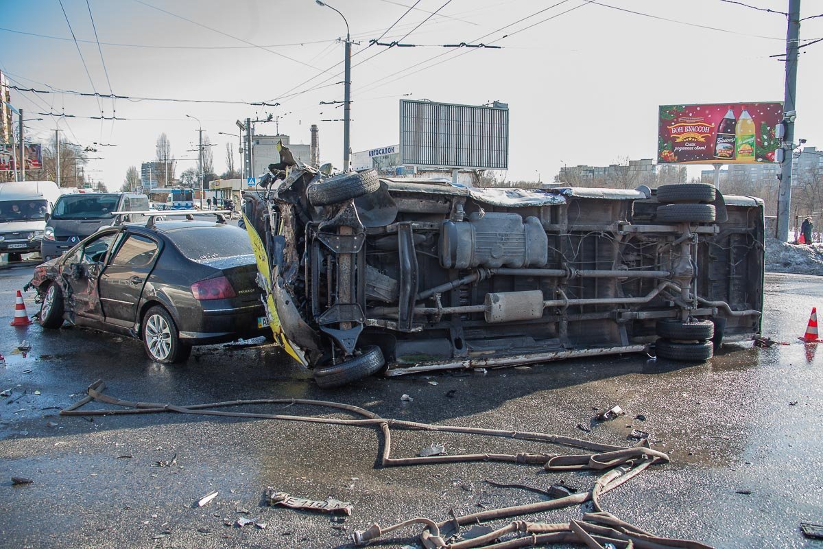 На месте также работала бригада ГСЧС и медики