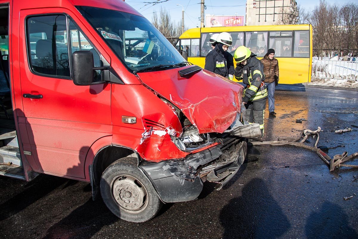 Повреждения маршрутки, которая двигалась следом за 126-й