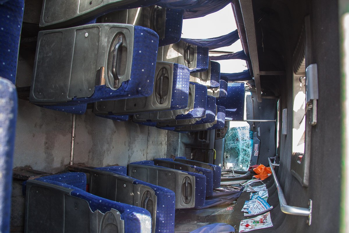 Из салона 126-й маршрутки пассажиры выбирались через заднюю дверь