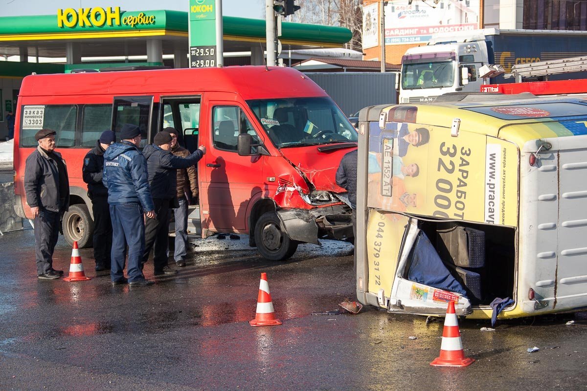 Выбраться из перекинутой маршрутки пассажирам помогали водители и очевидцы происшествия