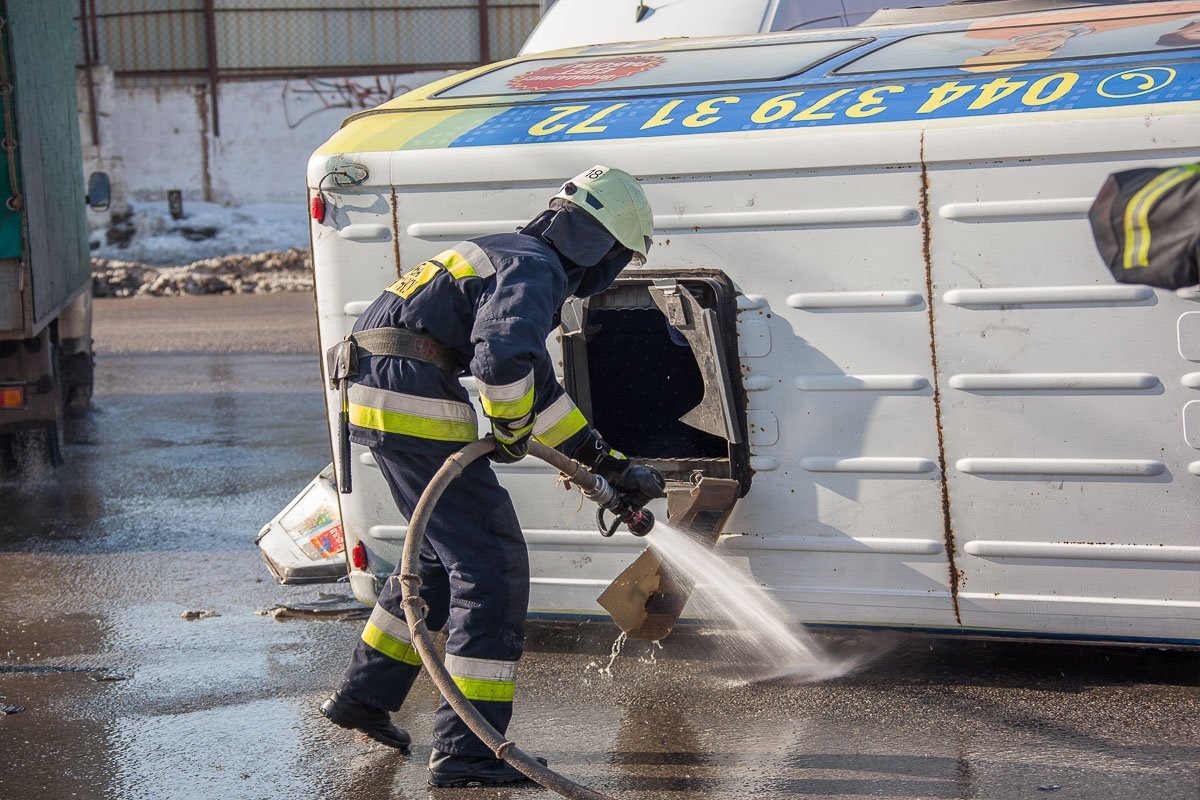 Пожарные смыли остатки топлива с проезжей части