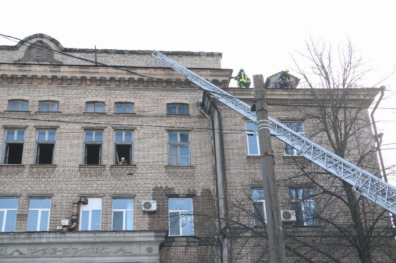 На улице Титова загорелось здание поликлиники №1 На улице Титова загорелось здание поликлиники №1