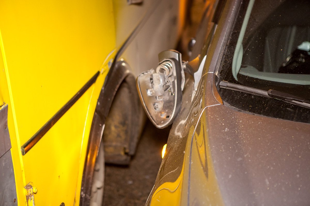 У автомобиля Chevrolet пострадала правая часть кузова У автомобиля Chevrolet пострадала правая часть кузова