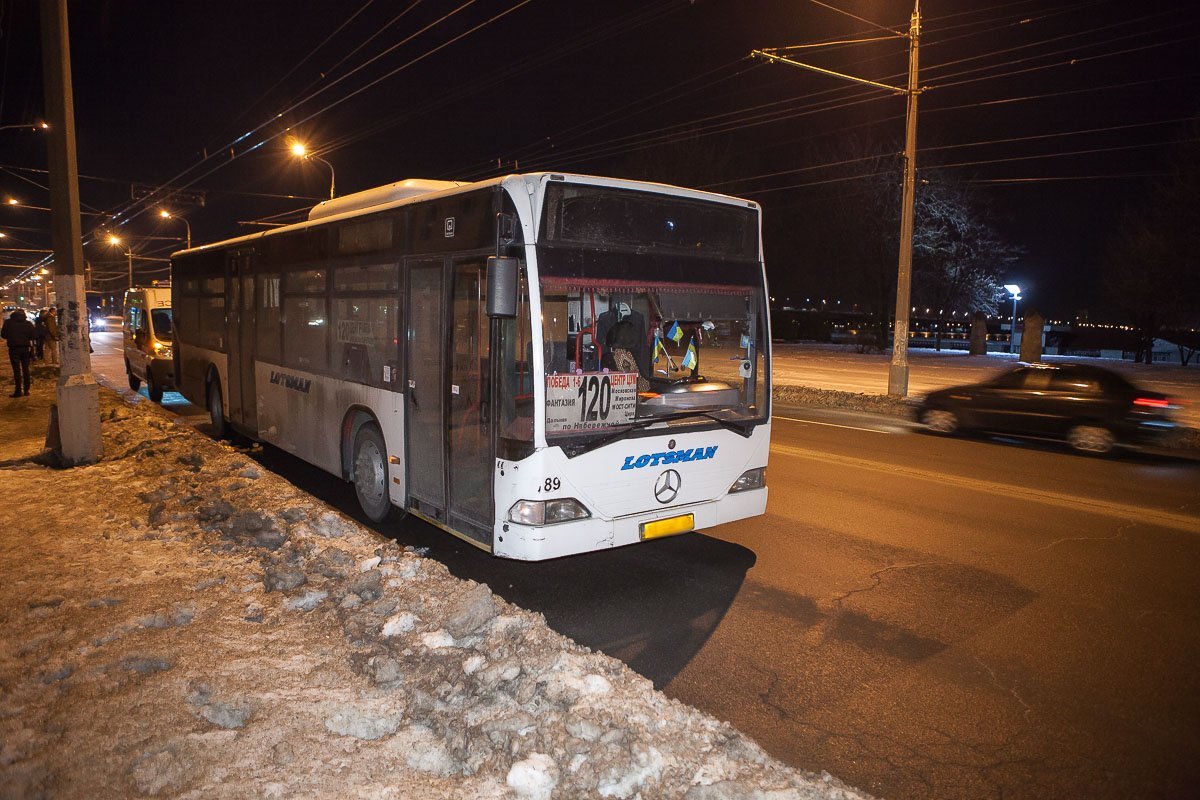 Женщина, едва не попавшая под колеса автобуса, не пострадала