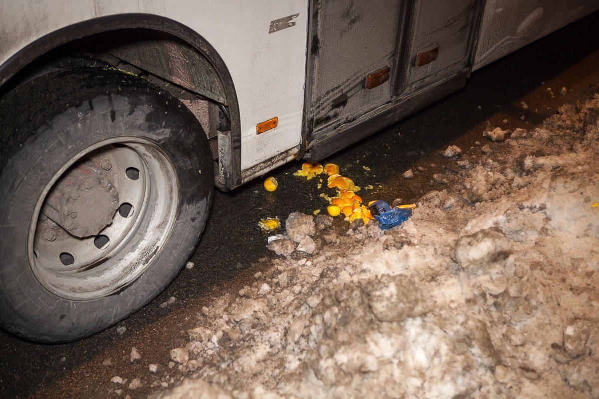 Женщина подскользнулась после того, как вышла из салона автобуса