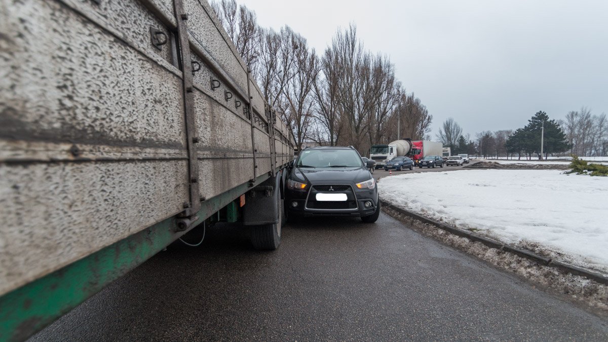 На улице Маршала Малиновского столкнулись грузовик и Mitsubishi