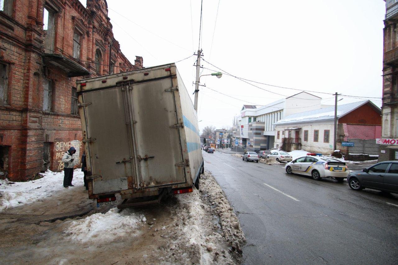 Грузовик врезался в электроопору Грузовик врезался в электроопору