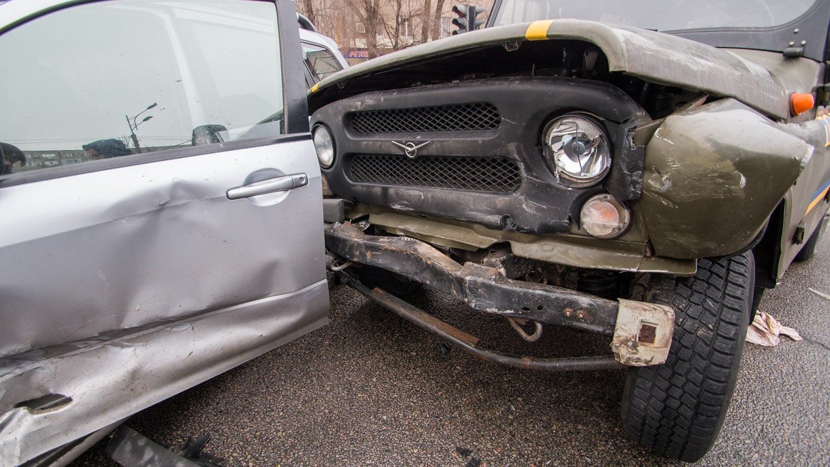 В результате столкновения пострадала женщина, находившаяся за рулем последнего авто