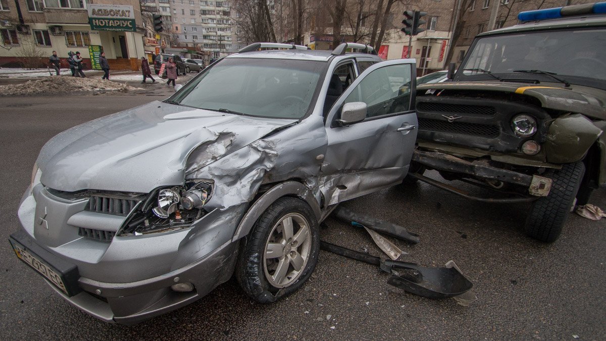 Полицейские двигались вдоль проспекта, а Mitsubishi выезжал из двора дома