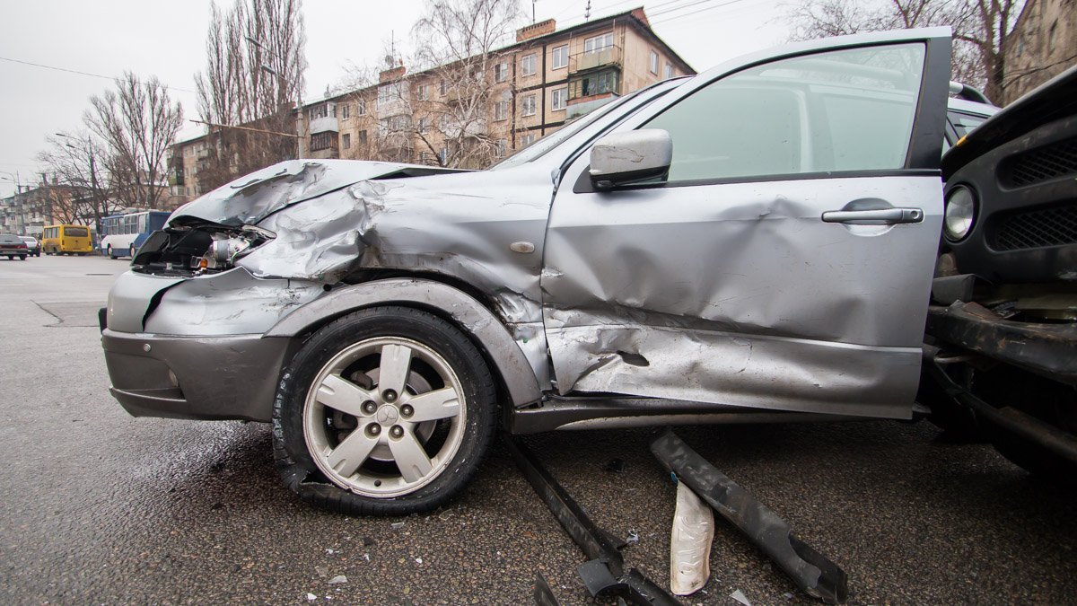 Удар пришелся на левую часть Mitsubishi