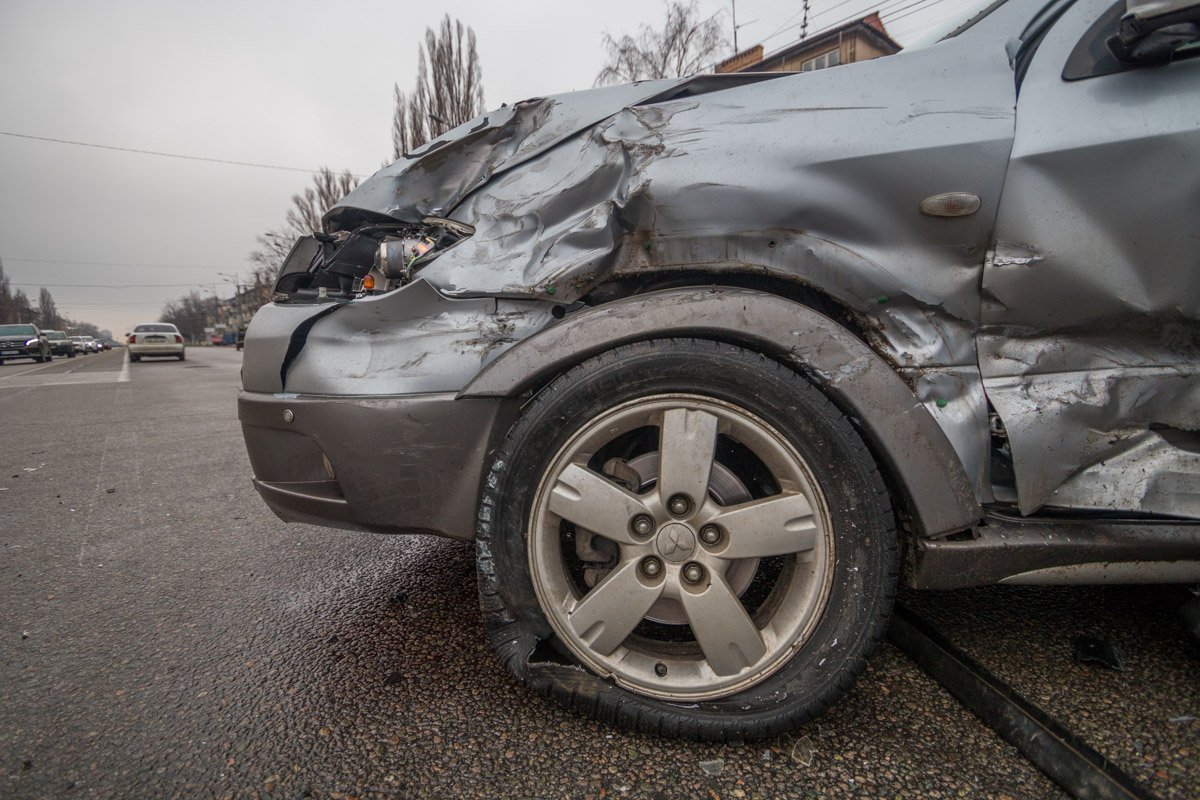 У автомобиля смята боковая дверь со стороны водителя, поврежден капот
