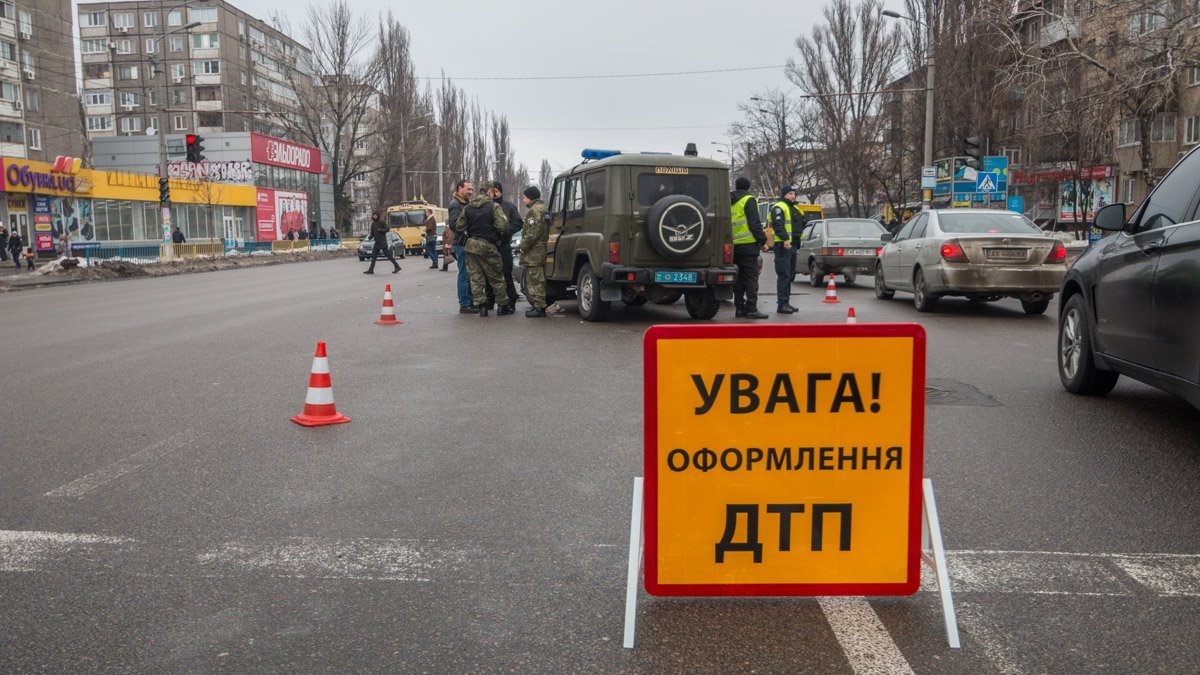 Место ДТП оградили, а на проспекте образовалась пробка