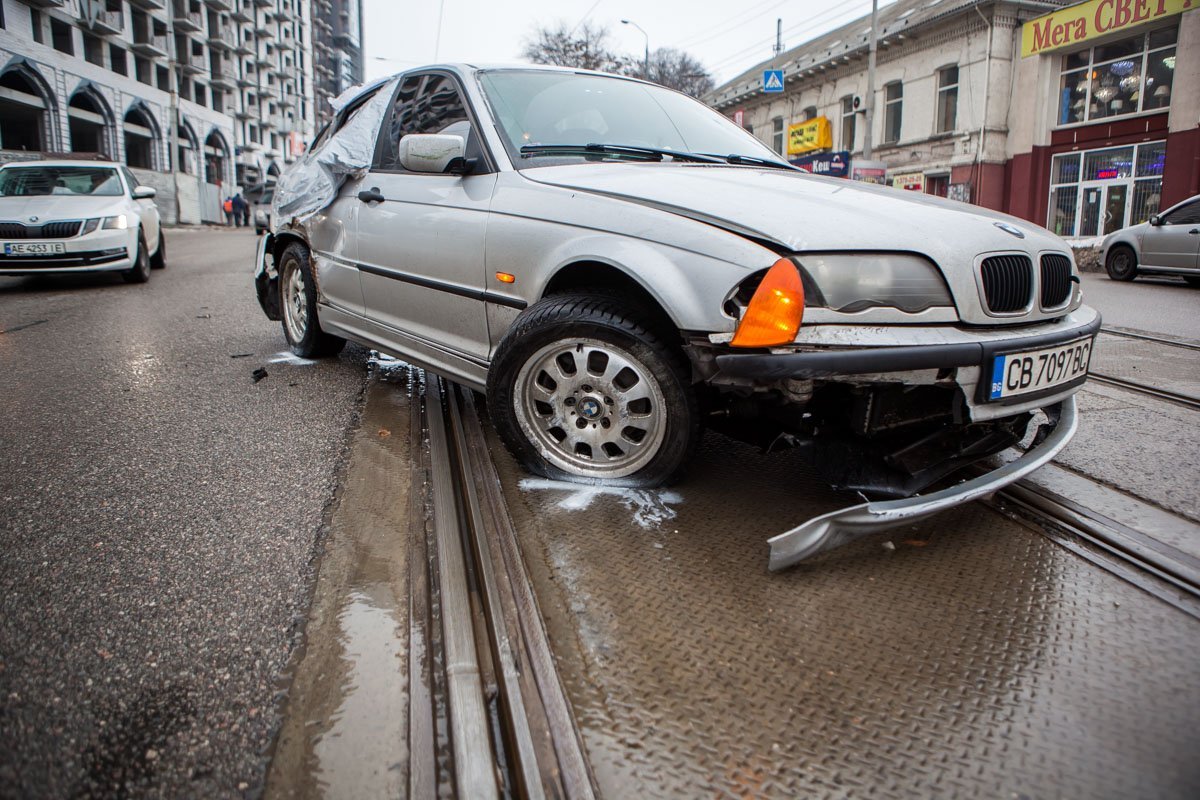 Автомобиль BMW двигался вниз по улице Шмидта