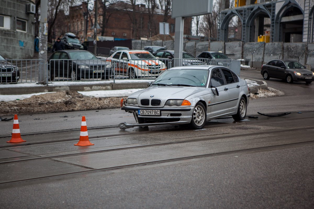 У BMW разбиты бампера и правая боковая дверь