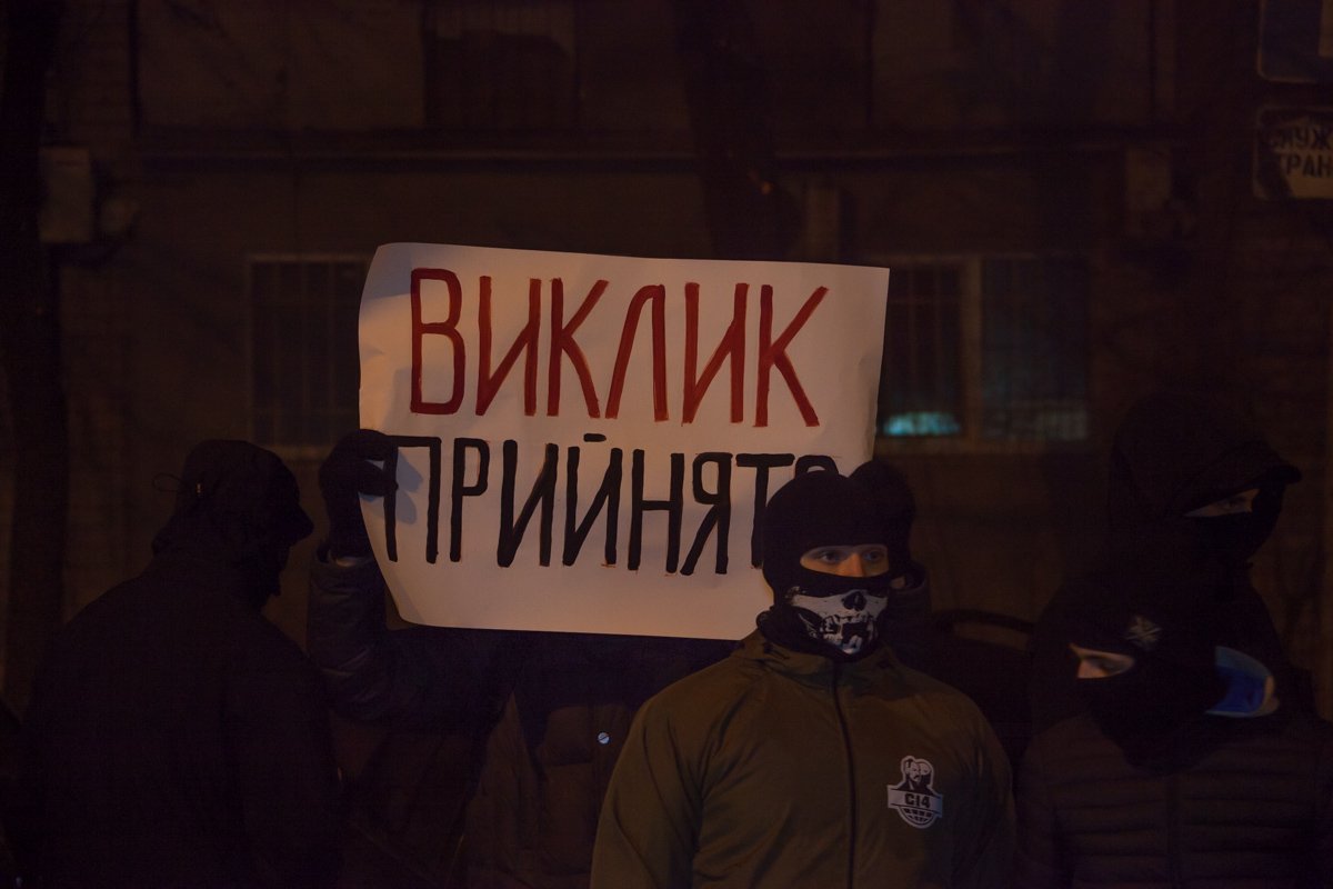 Общественная организация устроила мирный митинг под зданием полиции Общественная организация устроила мирный митинг под зданием полиции