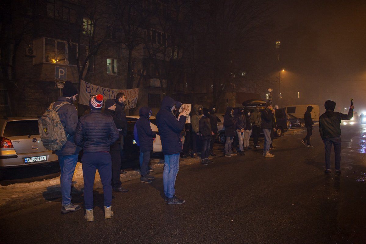 Завершив пикет, участники удалились, предварительно убрав за собой остатки пиротехники Завершив пикет, участники удалились, предварительно убрав за собой остатки пиротехники