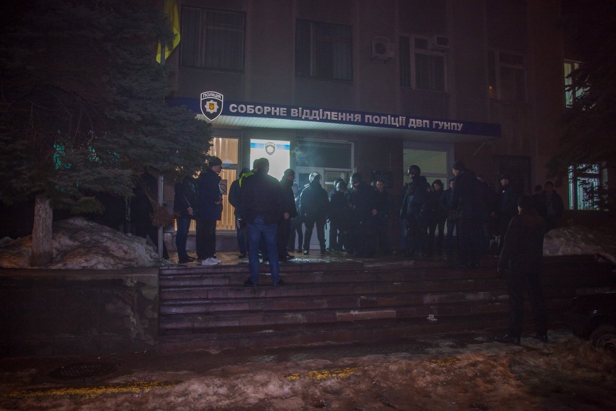 Митингующих ожидали полицейские в шлемах и с дубинками Митингующих ожидали полицейские в шлемах и с дубинками