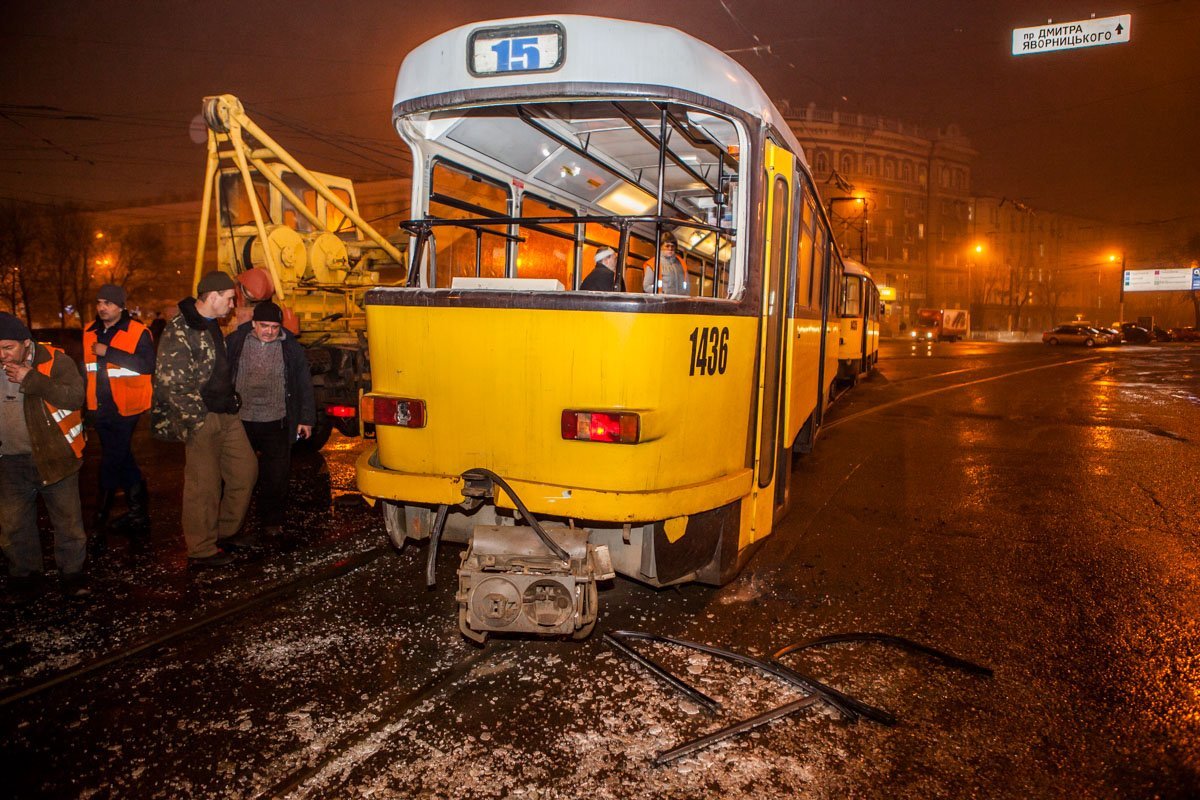 2 февраля в 18:00 на Вокзальной площади трамвай №15 сошел с рельсов 2 февраля в 18:00 на Вокзальной площади трамвай №15 сошел с рельсов