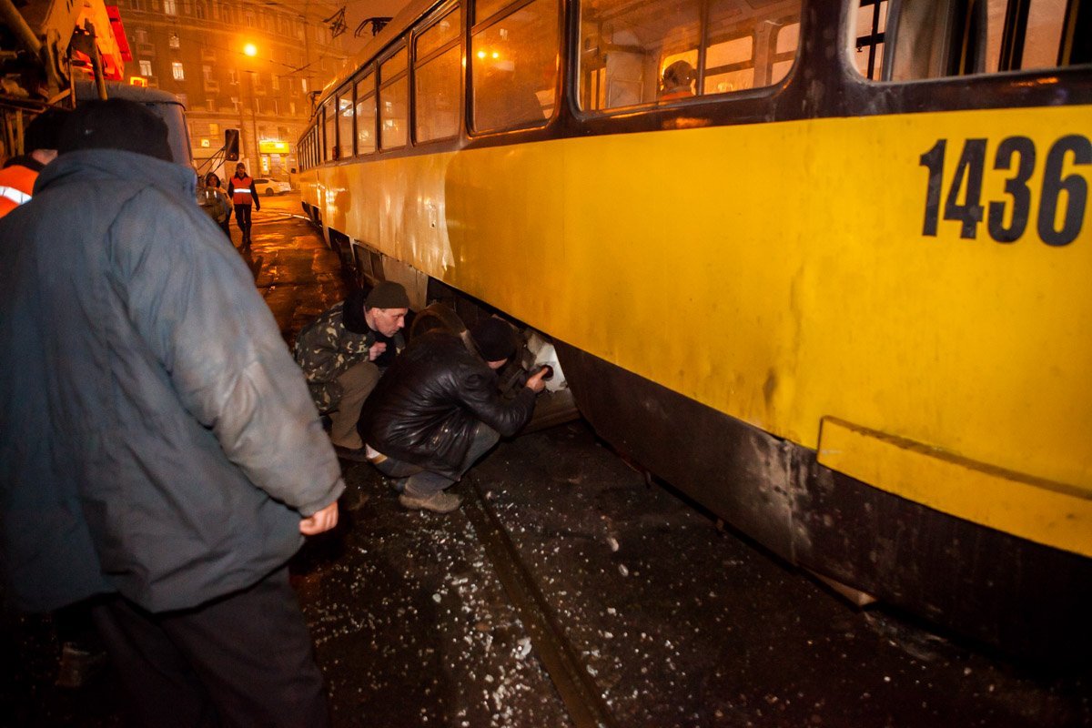 На Вокзальной площади трамвай сошел с рельсов: пострадал мужчина 12