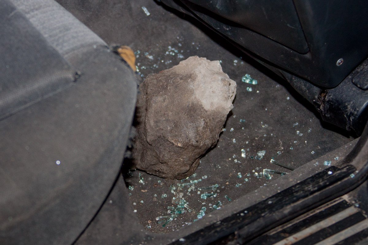 Окно в авто разбили камнем Окно в авто разбили камнем