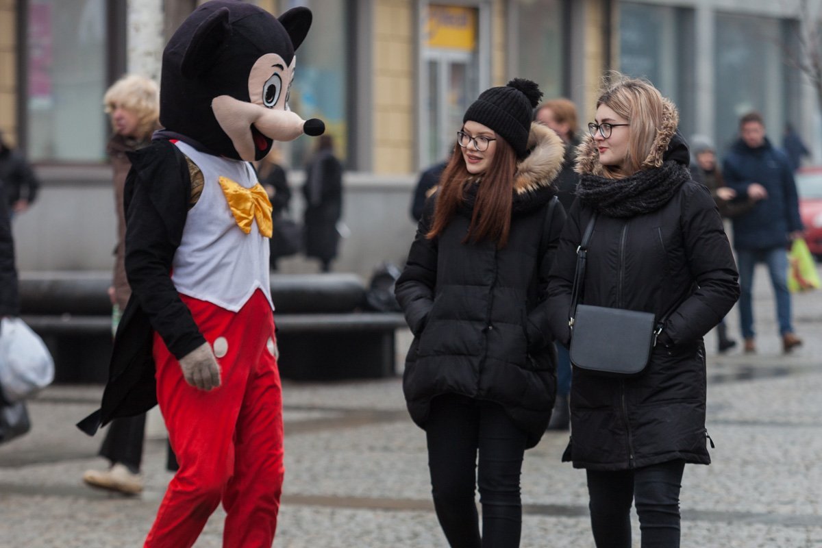 Под маской Микки Мауса можно спрятать свои слезы Под маской Микки Мауса можно спрятать свои слезы
