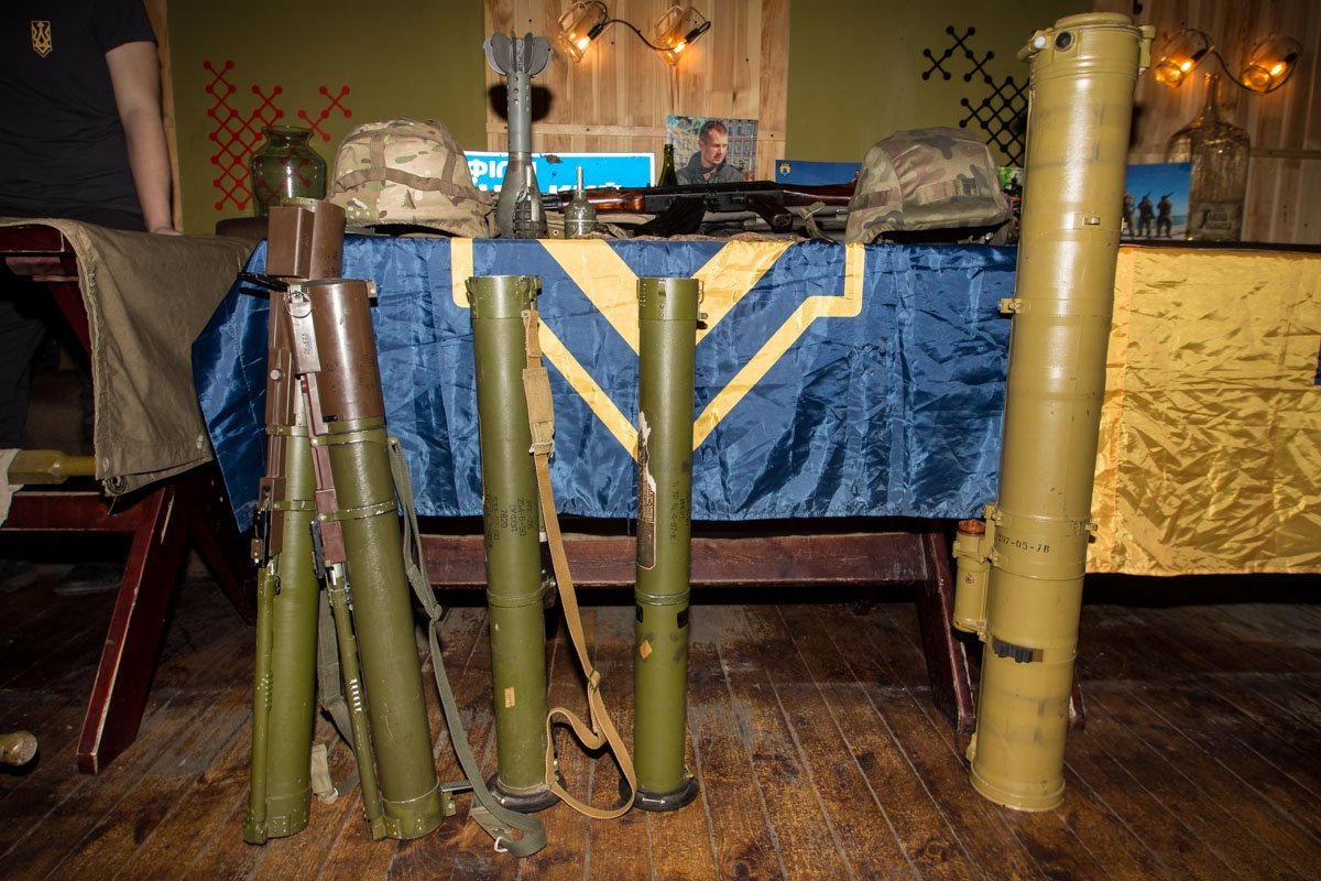 На мероприятии проходила выставка оружия На мероприятии проходила выставка оружия