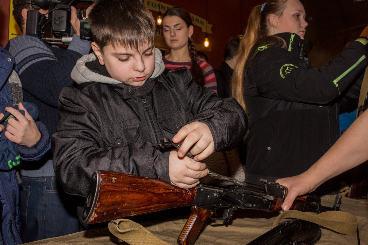 Даже самые маленькие испытали себя во владении оружием Даже самые маленькие испытали себя во владении оружием