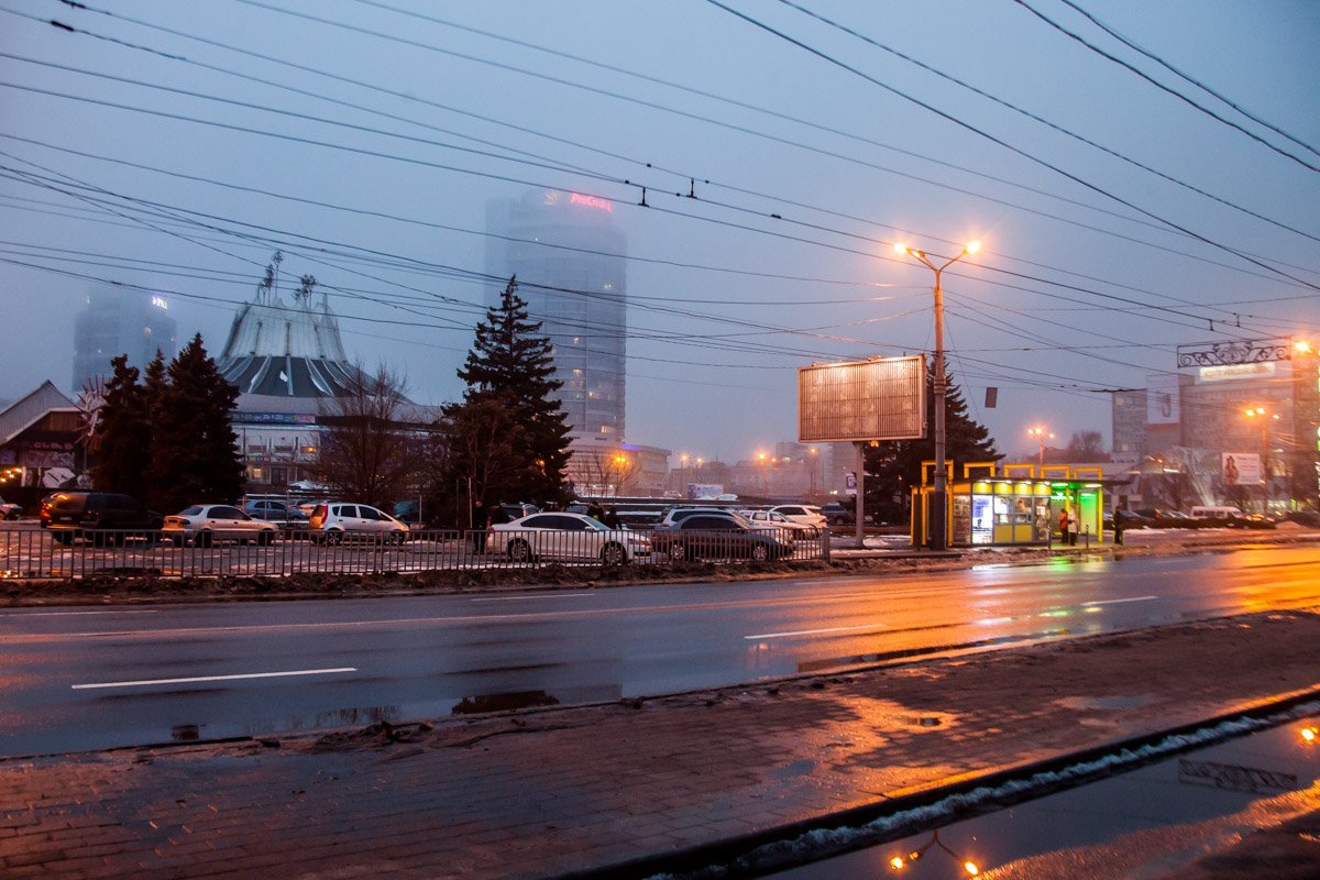 Плотный воздух затрудняет видимость на улицах и дорогах