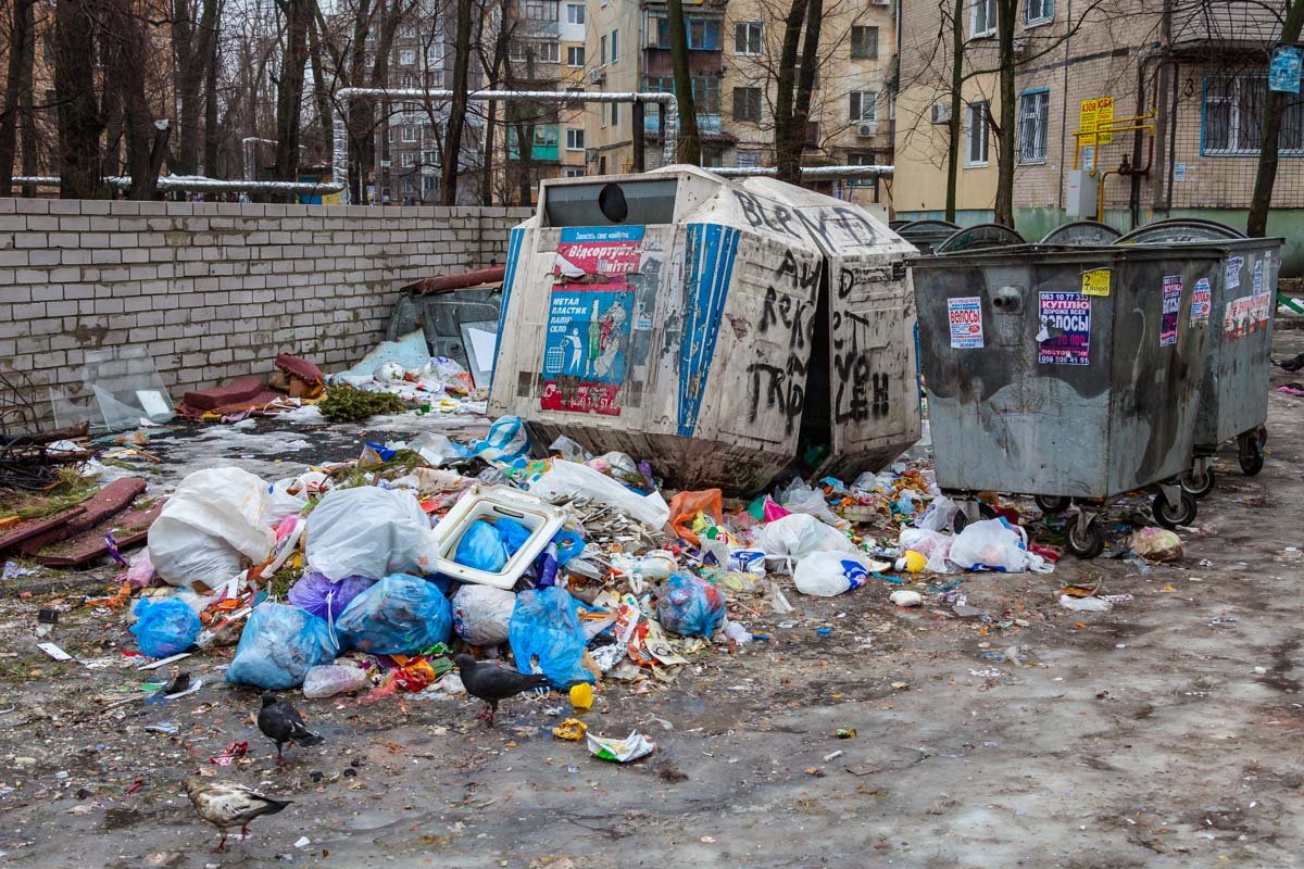 Мусорные баки не справляются с количеством отходов Мусорные баки не справляются с количеством отходов
