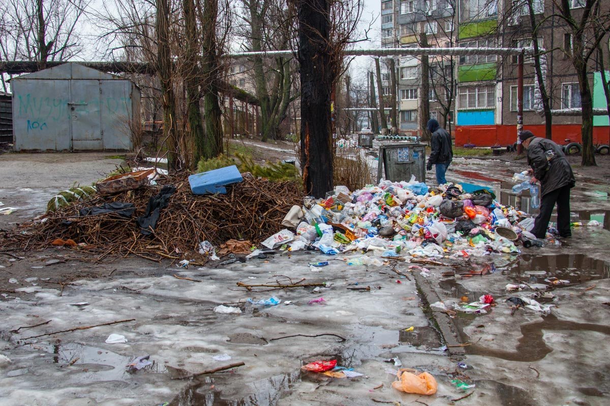 Пустые бутылки, целлофановые пакеты и прочий мусор занимают даже часть дороги Пустые бутылки, целлофановые пакеты и прочий мусор занимают даже часть дороги