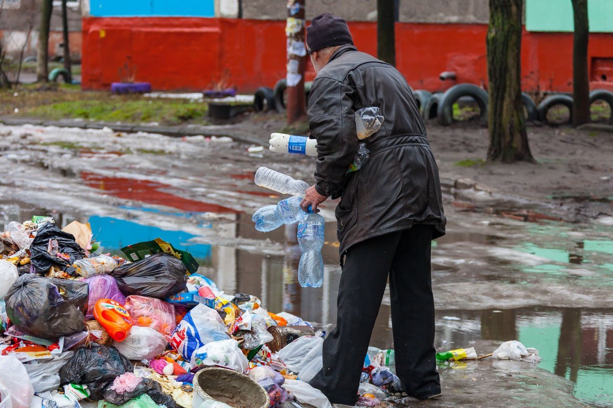 Люди без определенного места жительства выискивают в мусоре самое нужное Люди без определенного места жительства выискивают в мусоре самое нужное