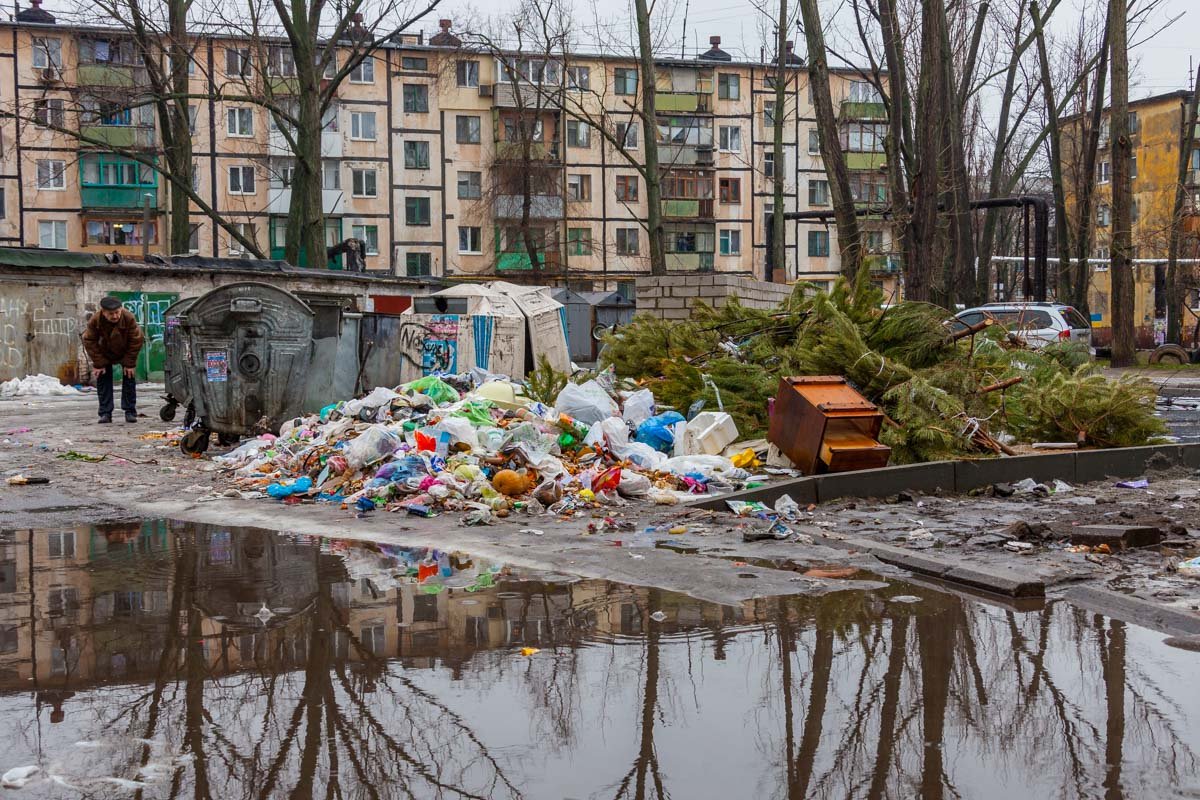 Горы мусора во дворах по улицам Осенней и Гули Королевой Горы мусора во дворах по улицам Осенней и Гули Королевой