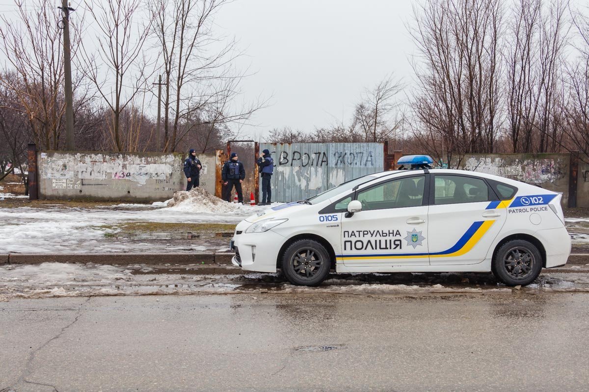 Рядом с огражденным местом дежурила патрульная полиция Рядом с огражденным местом дежурила патрульная полиция